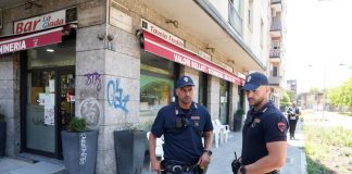Milano, 55enne accoltellato fuori da un bar. L’aggressore: “Divertente, appena esco lo rifaccio”