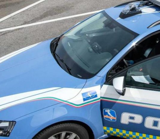 Lancia tanica di benzina su poliziotto e tenta di dargli fuoco, arrestato