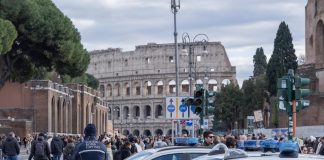 Fuochi d’artificio al Colosseo, agenti aggrediti: un arresto e una denuncia