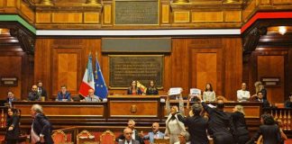Caso Delmastro, Giunta Camera dice no a richiesta Procura sulle chat. M5S occupa banchi del governo in Senato
