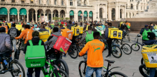 Milano ferma i rider nelle ore roventi: “Ma noi restiamo senza reddito”