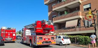 Roma, incendio a via Chiusdino: quattro persone in ospedale dopo aver inalato fumo