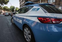 Roma, lancia sassi dal Muro Torto sulle auto: 29enne arrestato. Colpita anche auto della Polizia Locale