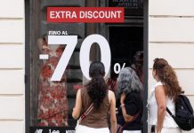 Saldi estivi al via, ribassi in tutta Italia ma il caro-vita frena lo shopping