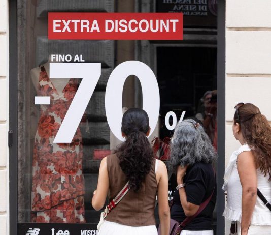 Saldi estivi al via, ribassi in tutta Italia ma il caro-vita frena lo shopping