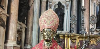 Napoli, ruba copricapo dalla statua di San Gennaro: rincorso e arrestato