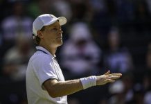 Sinner, Djokovic ko e finale a Wimbledon: “Vincere contro Nole è speciale”. Poi la battuta sulle star in tribuna