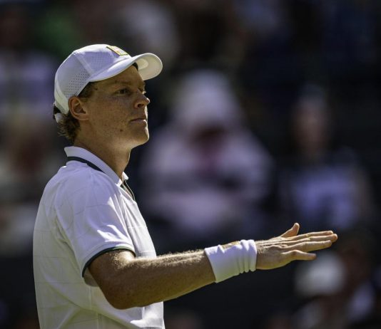Sinner, Djokovic ko e finale a Wimbledon: “Vincere contro Nole è speciale”. Poi la battuta sulle star in tribuna