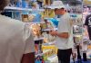 Dopo il trionfo a Wimbledon Sinner si rilassa in Sardegna e fa la spesa al discount