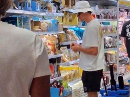 Dopo il trionfo a Wimbledon Sinner si rilassa in Sardegna e fa la spesa al discount