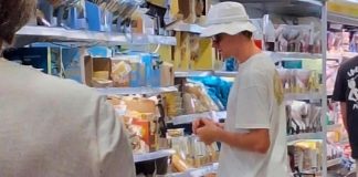 Dopo il trionfo a Wimbledon Sinner si rilassa in Sardegna e fa la spesa al discount