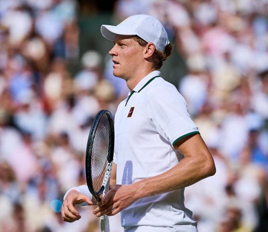 Wimbledon, Sinner sbaglia volée e si dispera: gesto ‘insolito’ di Jannik