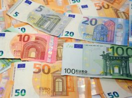 Trova 110mila euro in un cassetto: “Erano su libretti di risparmio di 50 anni fa”