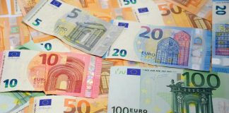 Trova 110mila euro in un cassetto: “Erano su libretti di risparmio di 50 anni fa”