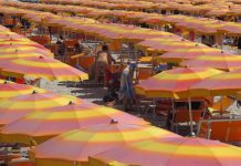 Latina, apre il costume a un bimbo e lo palpeggia in spiaggia: arrestato 79enne
