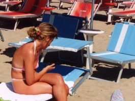Dagli occhiali al portafogli, ecco gli oggetti più dimenticati dai bagnanti in spiaggia