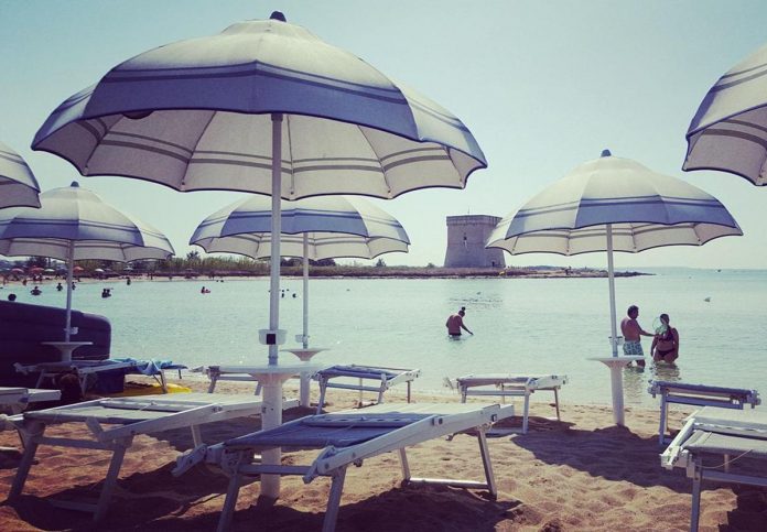 spiaggia_ombrelloni_puglia_adn