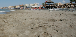 Ostia, si tuffa dal pontile e sbatte la testa: morto un ragazzo