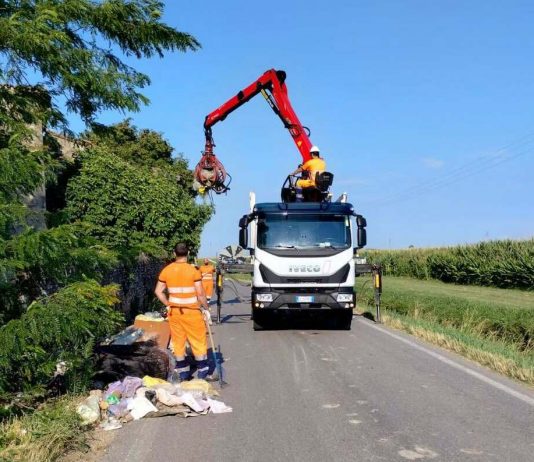 Rifiuti abbandonati in strada Boccalina, bonifica straordinaria a Roverbella: “ora più controlli e fototrappole”