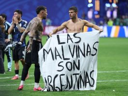 Argentina-Inghilterra, Lo Celso e Otamendi con striscione per Malvinas: rischio squalifica