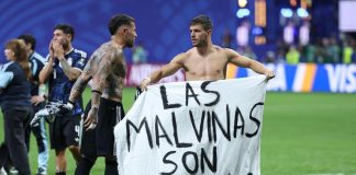 Argentina-Inghilterra, Lo Celso e Otamendi con striscione per Malvinas: rischio squalifica