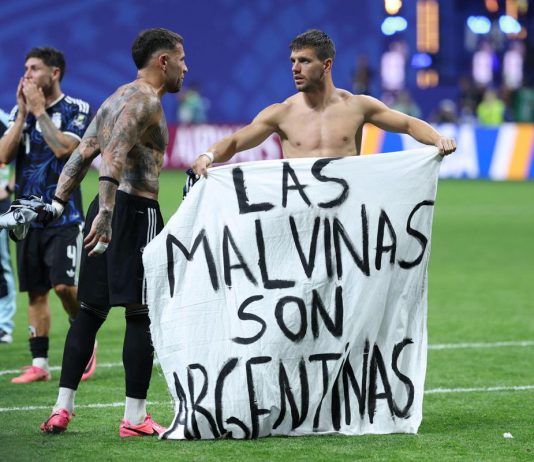 Argentina-Inghilterra, Lo Celso e Otamendi con striscione per Malvinas: rischio squalifica