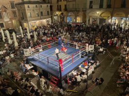 Memorial Lasagna, la grande boxe ha dato spettacolo in una piazza Broletto gremita