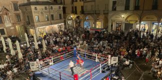 Memorial Lasagna, la grande boxe ha dato spettacolo in una piazza Broletto gremita