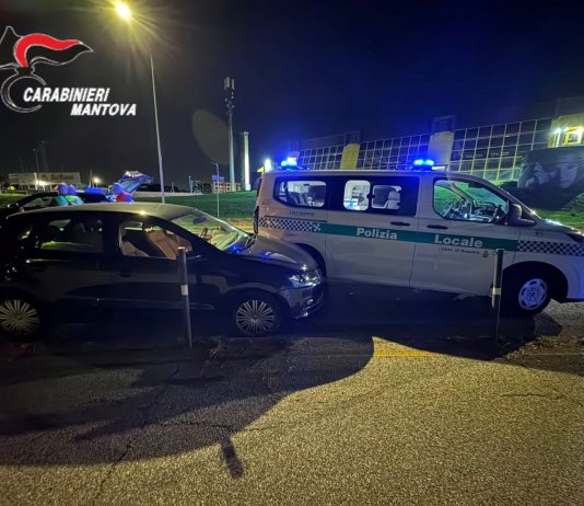 Suzzara, ubriaca fugge all’alt. Inseguita, si schianta contro la pattuglia della Polizia Locale: denunciata