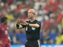 Si ritira l’arbitro Taylor ‘incubo dei romanisti’: “Pressione intensa e attenzione costante”