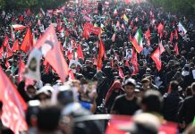 Iran, iniziata a Teheran processione per funerali di Khamenei