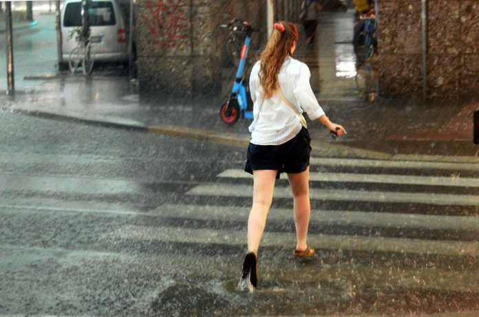 temporale_estate_ragazza_fg