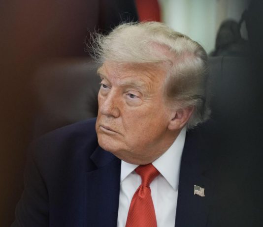 Iran, Trump insiste: “Colpiremo molto duramente, ora è il nostro turno”
