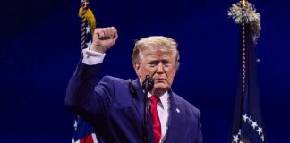 4 luglio, Trump: “Il sogno americano è tornato, non saremo mai un Paese comunista”