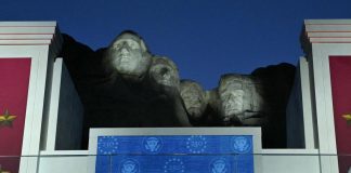 Trump, 4 luglio sul Monte Rushmore: “Identità Usa sotto attacco, torna minaccia comunista”