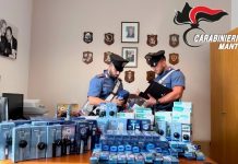 Riempiono tre carrelli della spesa e cercano di uscire dalla porta di emergenza: arrestati