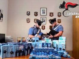 Riempiono tre carrelli della spesa e cercano di uscire dalla porta di emergenza: arrestati