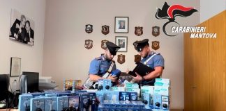 Riempiono tre carrelli della spesa e cercano di uscire dalla porta di emergenza: arrestati