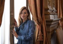 Beatrice Venezi torna a dirigere in Russia: “Lascio alle spalle Venezia, ho già pagato abbastanza”