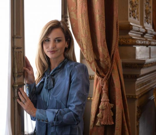 Beatrice Venezi torna a dirigere in Russia: “Lascio alle spalle Venezia, ho già pagato abbastanza”