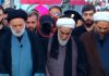 Funerali di Khamenei, spunta un uomo col volto coperto: sui social è caccia a Mojtaba
