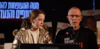 Israele ricorda il 7/10, padre dell’ostaggio Emily Hand: :”Mille giorni? A volte sembra ancora ieri”
