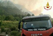 Incendio a Sesto al Reghena, operaio ferito e colonna di fumo visibile a chilometri