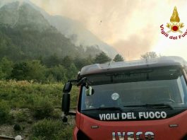 Incendio a Sesto al Reghena, operaio ferito e colonna di fumo visibile a chilometri