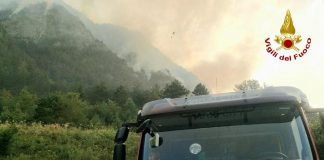 Incendio a Sesto al Reghena, operaio ferito e colonna di fumo visibile a chilometri