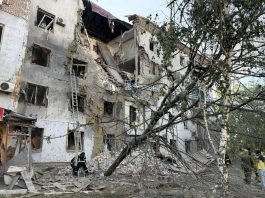 Ucraina, attacchi russi a Zaporizhzhia e Kharkiv: 6 morti. Kiev colpisce deposito petrolio