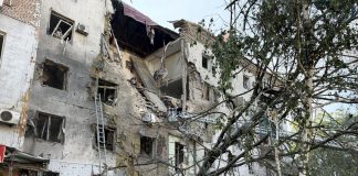 Ucraina, attacchi russi a Zaporizhzhia e Kharkiv: 6 morti. Kiev colpisce deposito petrolio