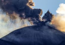 Prosegue eruzione Etna con cenere vulcanica, sospesi i voli in arrivo a Catania
