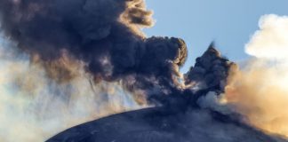 Prosegue eruzione Etna con cenere vulcanica, sospesi i voli in arrivo a Catania