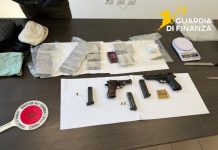 Napoli, sequestrati a Casavatore 2 kg di hashish e tre pistole. Un arresto